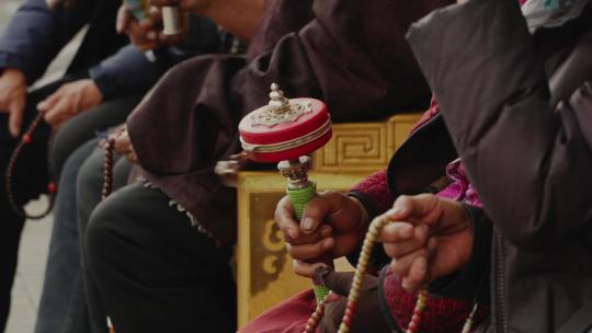 西藏大昭寺路人转转经轮视频素材模板下载