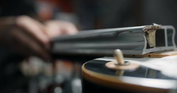 乐器维修店的Luthier Sands吉他指板拉直吉他指板