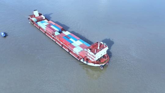 航拍长江上航行的集装箱物流货轮