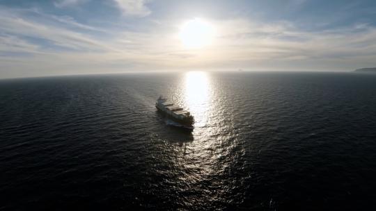 远洋货轮出海航行国际贸易集装箱轮船海运