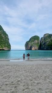 一对男女在海滩上散步皮皮岛泰国玛雅海滩清晨