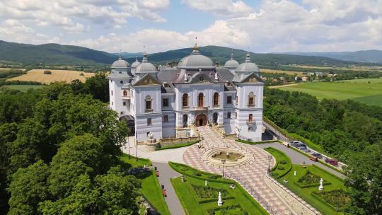 斯洛伐克Halic村Halicsky城堡的鸟瞰图