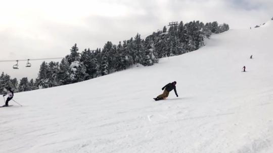 滑雪下坡的人视频素材模板下载