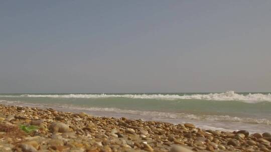 海浪拍打海岸上的鹅卵石