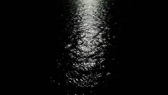 夜晚平静海面
