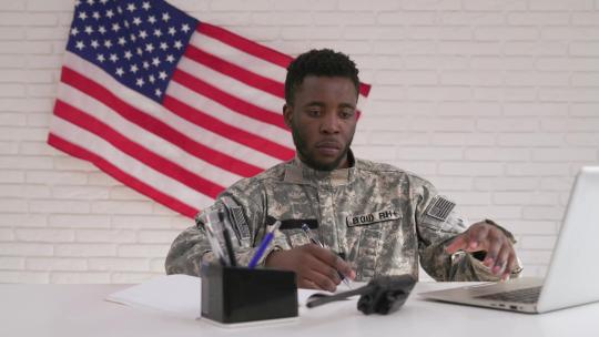 美国士兵在总部大楼使用笔记本电脑