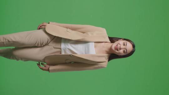 亚洲商务女性走在绿屏色度键视频素材模板下载