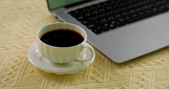 午后休闲办公咖啡手工研磨咖啡粉手提电脑