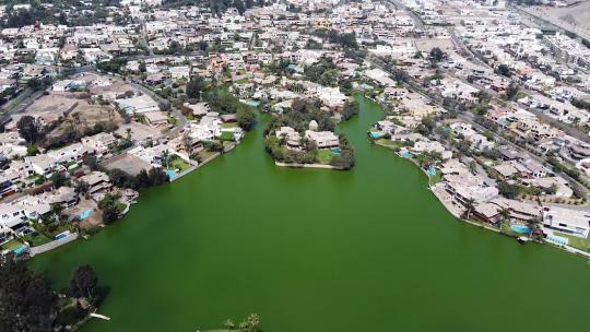 一个绿色的湖泊和湖边的房子