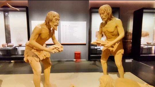 博物馆的远古历史:旧石器时代钻木取火雕塑