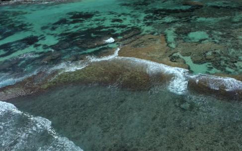 巴厘岛透明的海面航拍