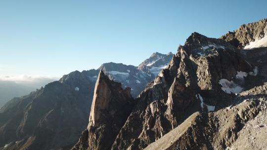 瑞士阿尔卑斯山岩石山峰的日出景观。无人机