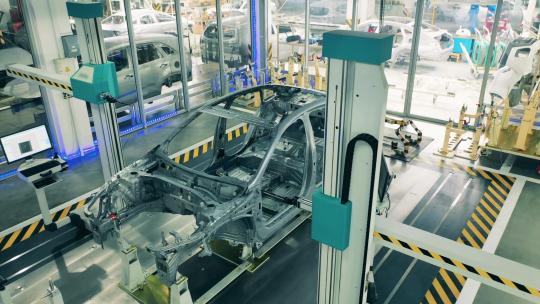 汽车生产车间机器人在检查车架状况