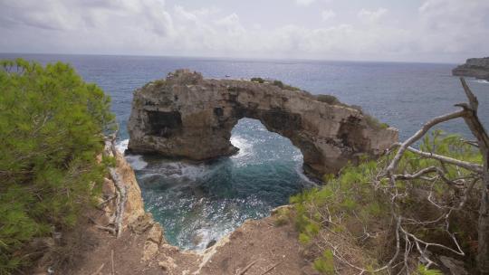 海里的岩石，洞，波浪，马略卡岛，西班牙，巴利阿里群岛，伊维萨岛