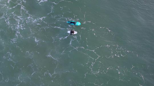 冲浪者在海面上冲浪