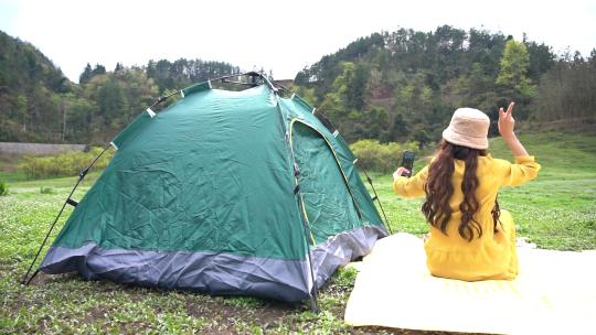4K少女户外自拍野餐垫帐篷春游视频