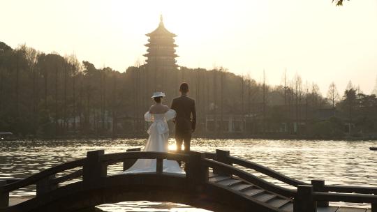 杭州西湖长桥上拍婚纱的新人