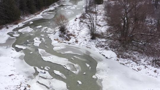 冰冷的冬季河流头顶扭曲的美丽与破裂的冰