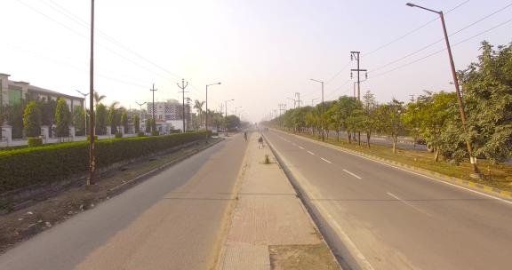 干净绿色的城市之美。印度北阿坎德邦哈里德瓦尔。完美的道路，完美的城市。哈里德瓦尔和一个