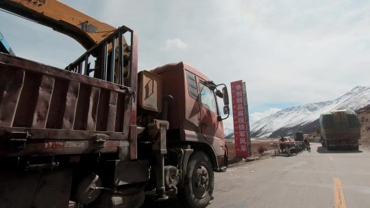 西藏旅游风光318国道车窗外雪山路段