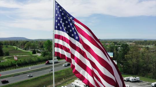 美国国旗影视素材-在旗杆上升起的美国国旗的完成镜头