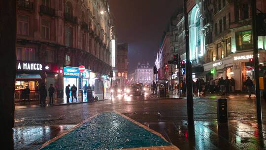 雨夜街上的人们
