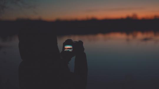 摄影师在黄昏夜幕下拍摄