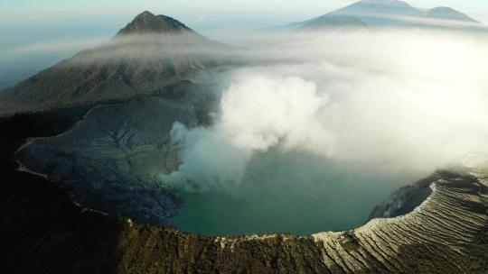 高空航拍火山口火山灰