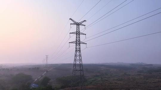 夕阳下高压电线传输电塔