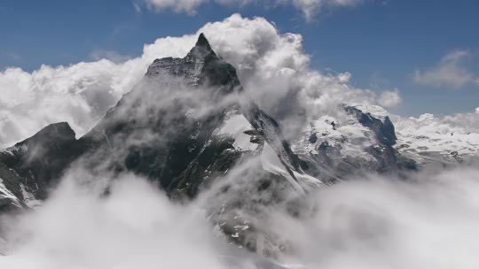 航拍云雾雪山