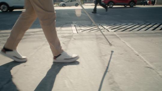 盲人走在城市街头视频素材模板下载
