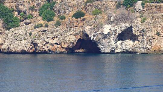 海边的岩石悬崖上的洞穴