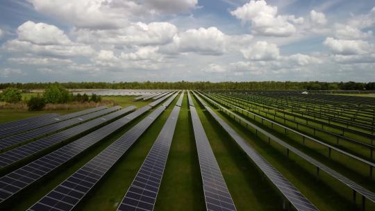 航拍光伏板产业太阳能电池板新能源发电
