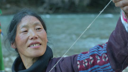 藏族妇女羊毛纺线织布手工劳作干活视频素材模板下载