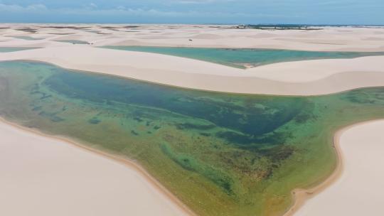 在巴西东北部的一个天堂里，低空飞行的无人机飞越绿松石泻湖