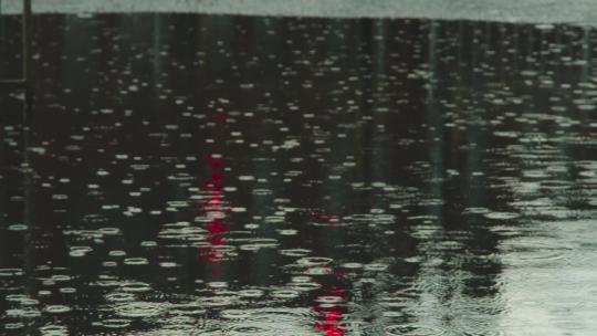 M1路面上的雨滴视频素材模板下载