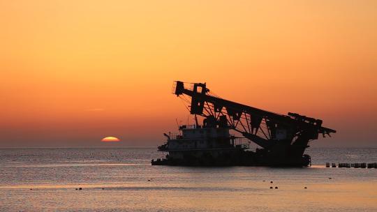 烟台大海黄昏日落，夕阳海边行走的女孩