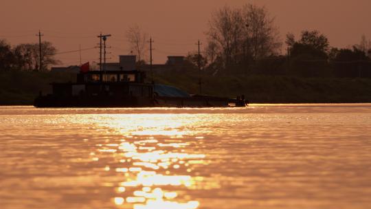 黄昏夕阳下的货船河道剪影视频素材模板下载