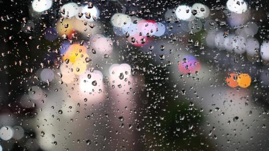 下雨朦胧的玻璃车流虚化光圈