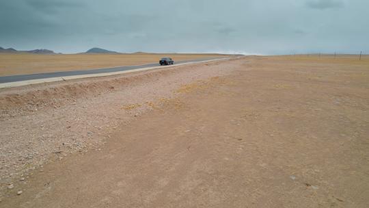 西藏旅游风光317国道奔跑小轿车远景