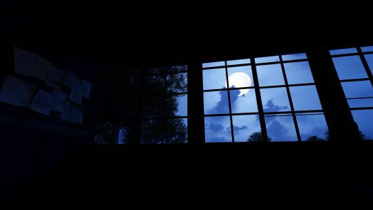 夜晚月光透过窗户照进老教室视频素材模板下载
