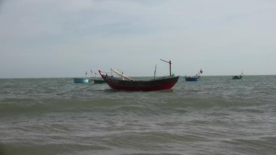 渔船在海上飘