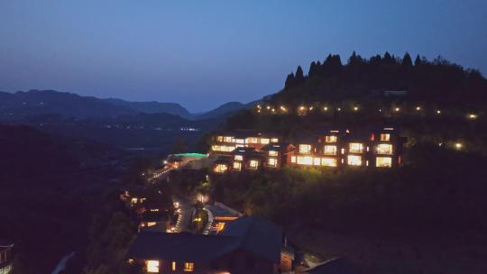 航拍山谷中的民宿酒店夜景