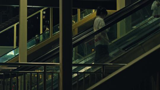 地铁站天梯行人夜景