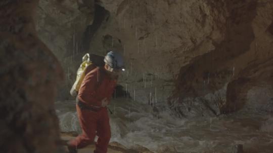M1科考人员在山洞中行进视频素材模板下载