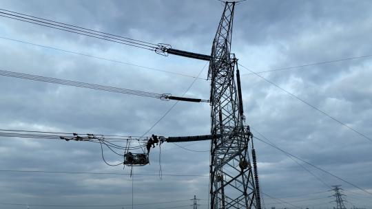 电力工人输电国家电网架设高压线高空作业