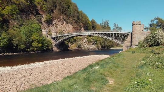 苏格兰斯佩河上克雷格拉奇大桥的无人机照片。桥的金属结构