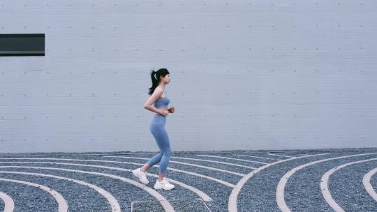 航拍运动装女性城市街头跑步运动视频素材模板下载