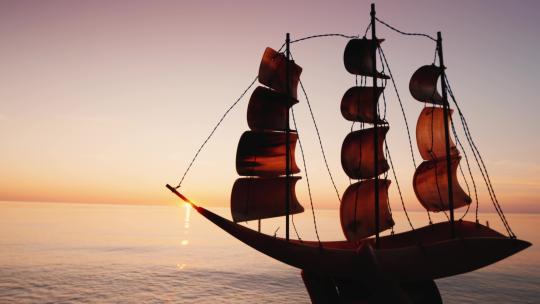 朝阳下的帆船扬帆远航