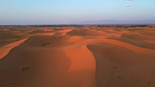 夕阳下金色腾格里沙漠-沙漠村庄